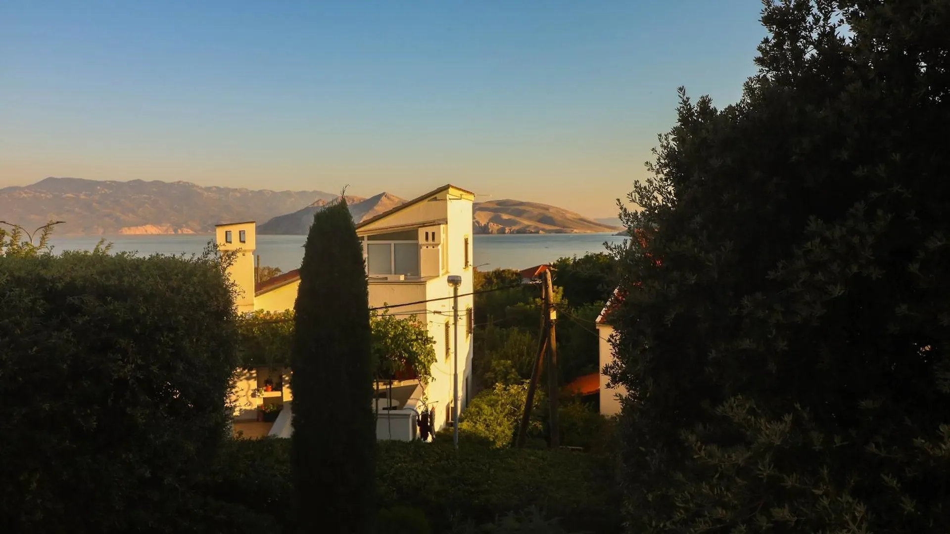 Apartments With A Parking Space Baska, Krk - 19530  Baska (Krk)